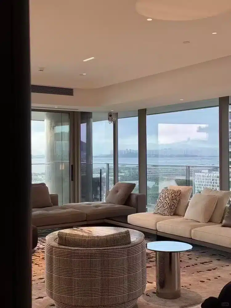 深圳湾壹号入户实景：极简大横厅家具配置