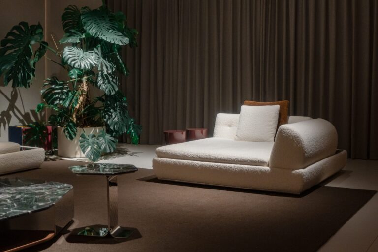 高端软床怎么选？真皮床vs布艺床对比